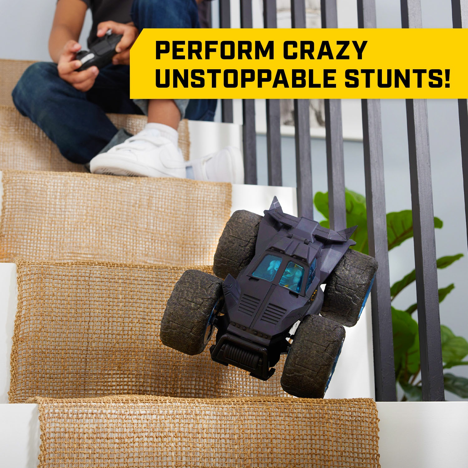 DC Comics Batmobile Stunt Force - Auto telecomandata per acrobazie, compatibile con action figure Batman, per bambini 4 anni