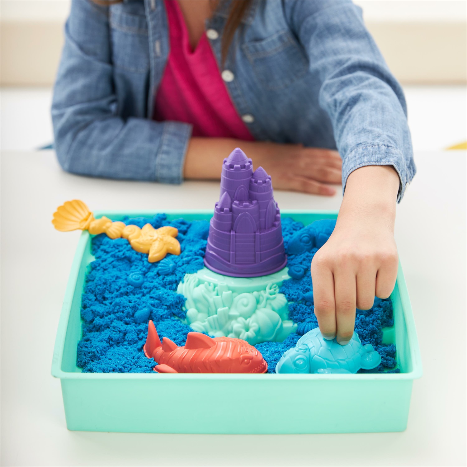 Spin Master Kinetic Sand Playset Castelli di Sabbia - Sabbia cinetica colorata a sorpresa 454gr con 3 formine incluse e vaschetta, giocattolo per bambini 3 anni