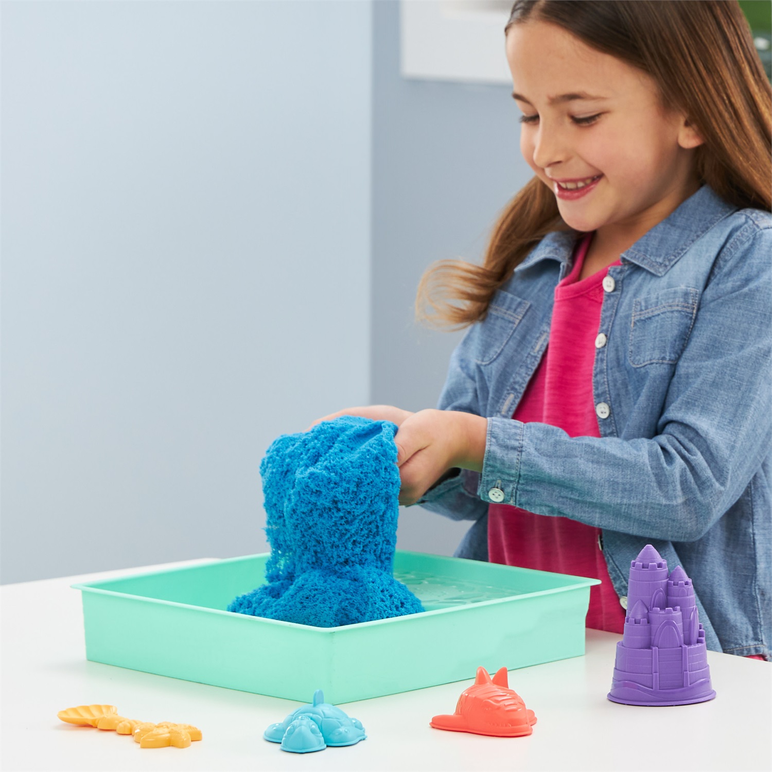 Spin Master Kinetic Sand Playset Castelli di Sabbia - Sabbia cinetica colorata a sorpresa 454gr con 3 formine incluse e vaschetta, giocattolo per bambini 3 anni