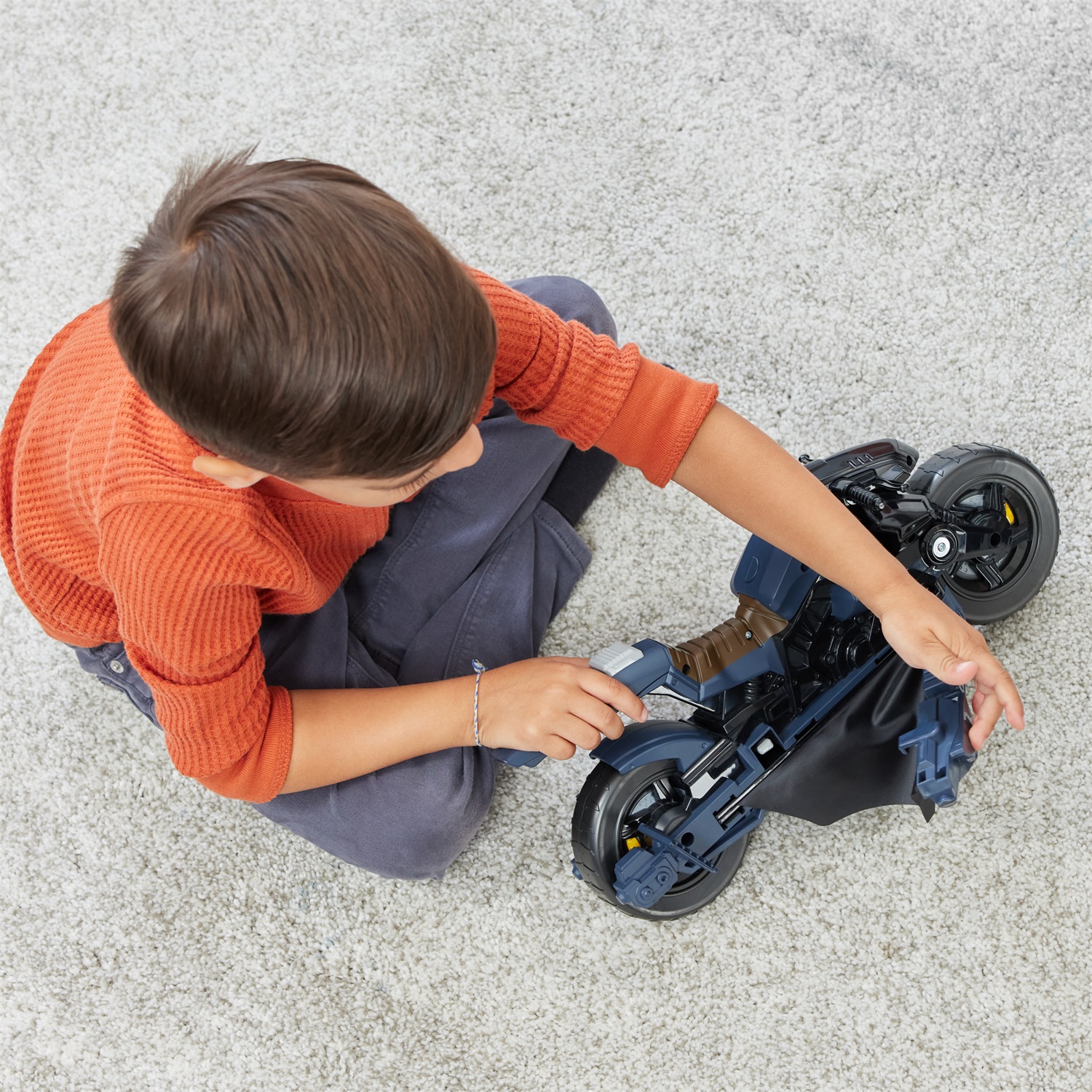 DC Comics Batcycle 2 in 1 Trasformabile - Veicolo Batman Adventures Compatibile con Action Figure da 30 cm, Trasformazione in Paracadute, Giochi per Bambini 4 Anni