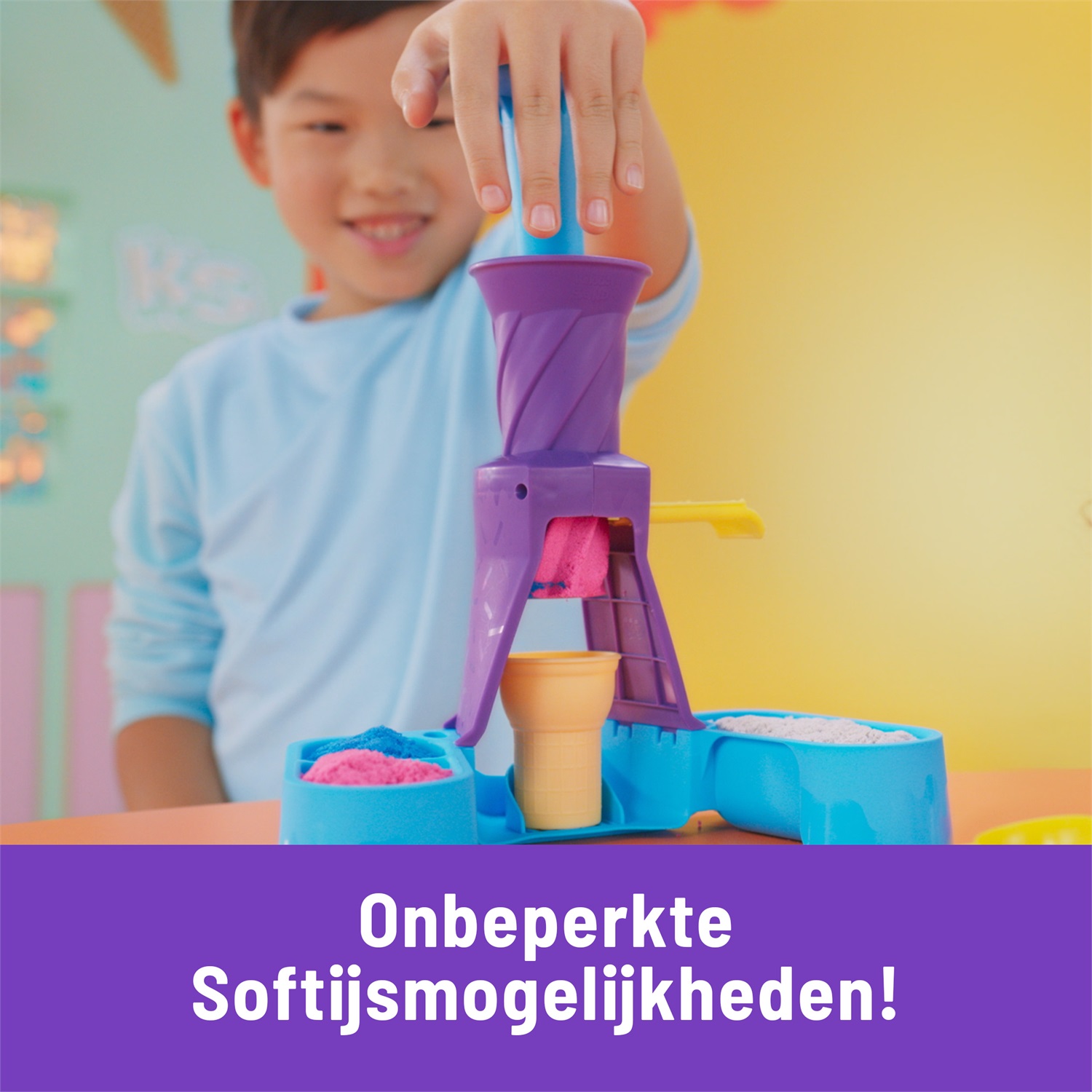 Kinetic Sand , Gelateria Colorata, Sabbia Cinetica Colorata, 396g di Sabbia Blu, Rosa e Bianca, 2 Coni Gelato Giocattolo, 2 Strumenti per Decorare, Giocattoli per Bambini e Bambine, 3+ Anni