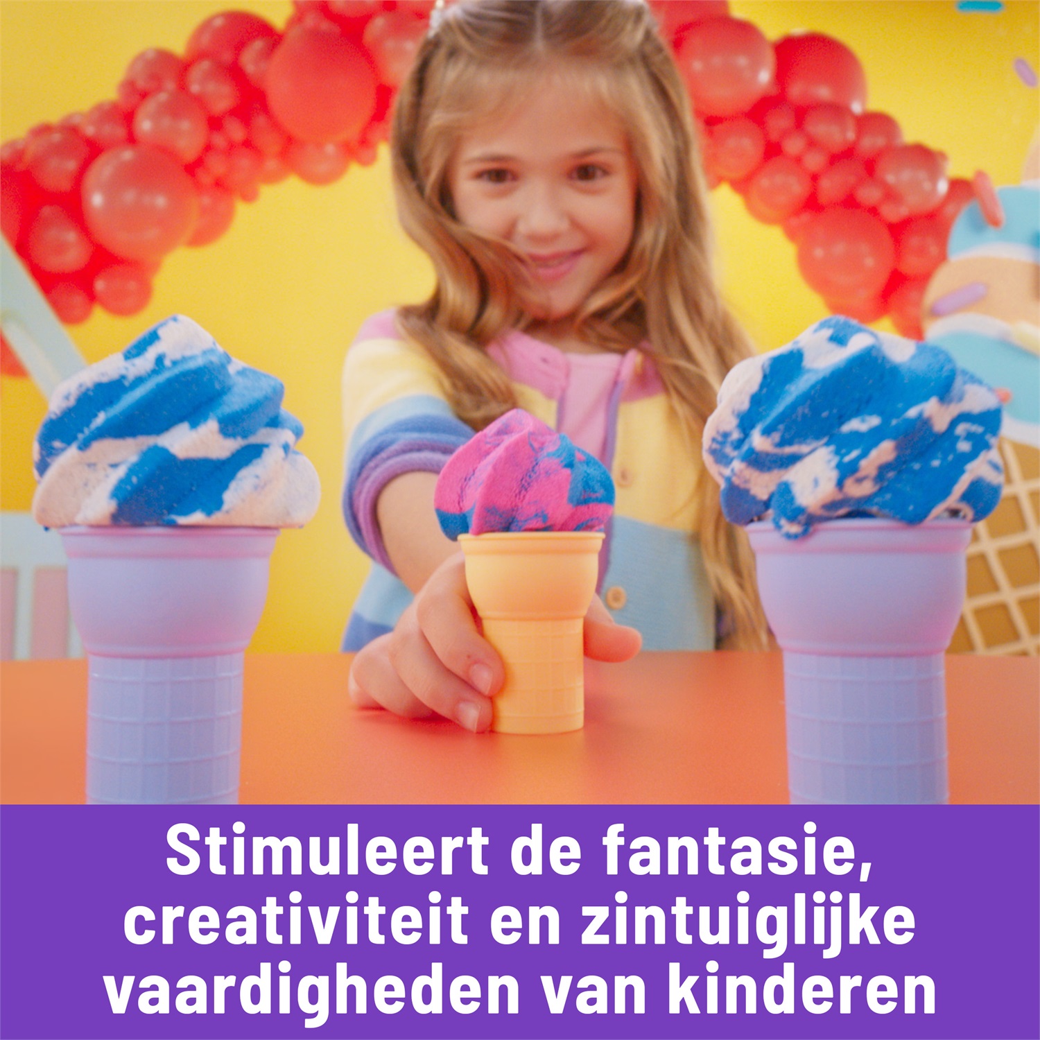 Kinetic Sand , Gelateria Colorata, Sabbia Cinetica Colorata, 396g di Sabbia Blu, Rosa e Bianca, 2 Coni Gelato Giocattolo, 2 Strumenti per Decorare, Giocattoli per Bambini e Bambine, 3+ Anni