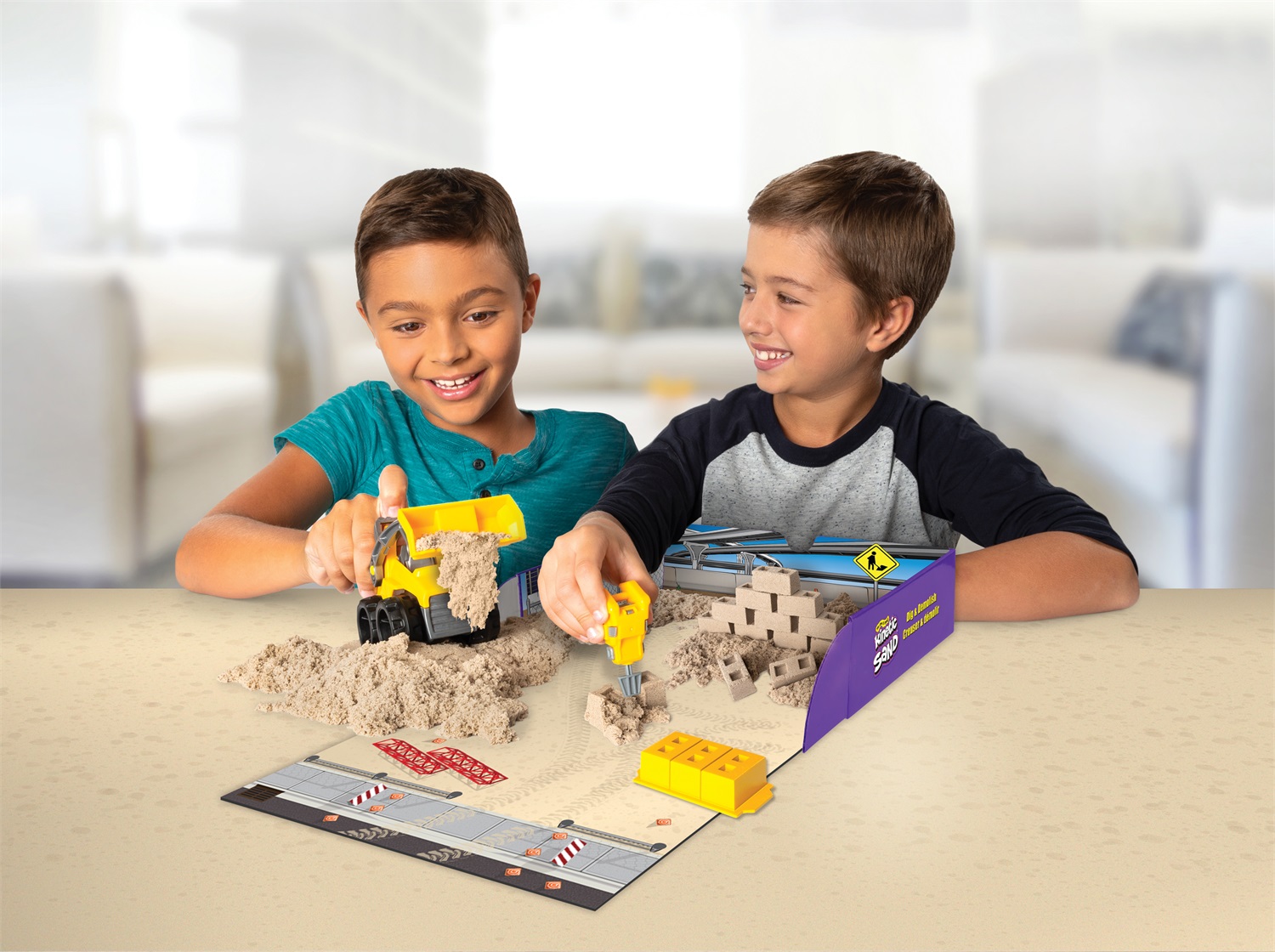 Kinetic Sand Set Cantiere - 454Gr di Sabbia Cinetica con Veicolo da Lavoro e Strumenti per Costruzioni, dai 3 Anni