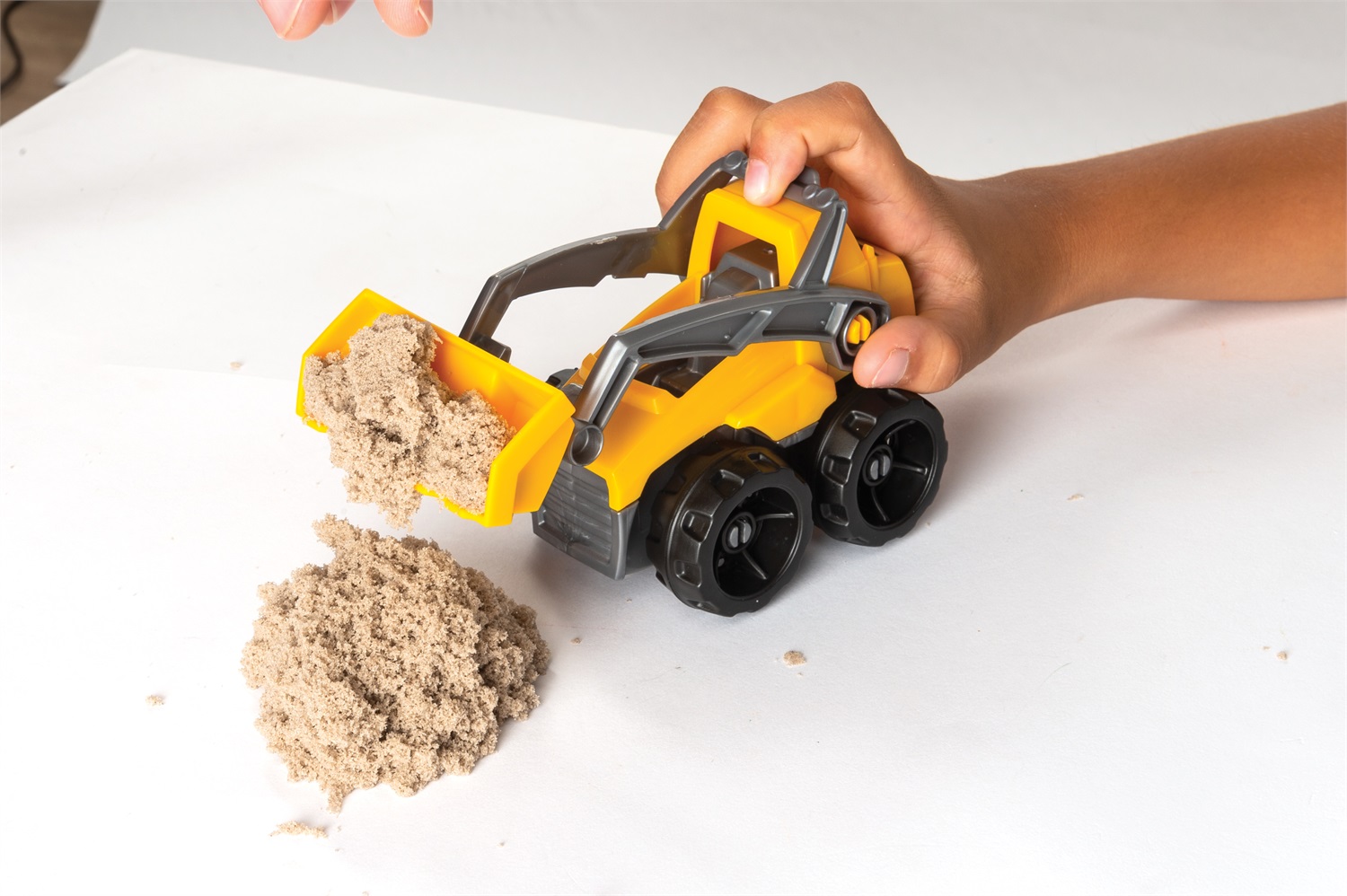 Kinetic Sand Set Cantiere - 454Gr di Sabbia Cinetica con Veicolo da Lavoro e Strumenti per Costruzioni, dai 3 Anni