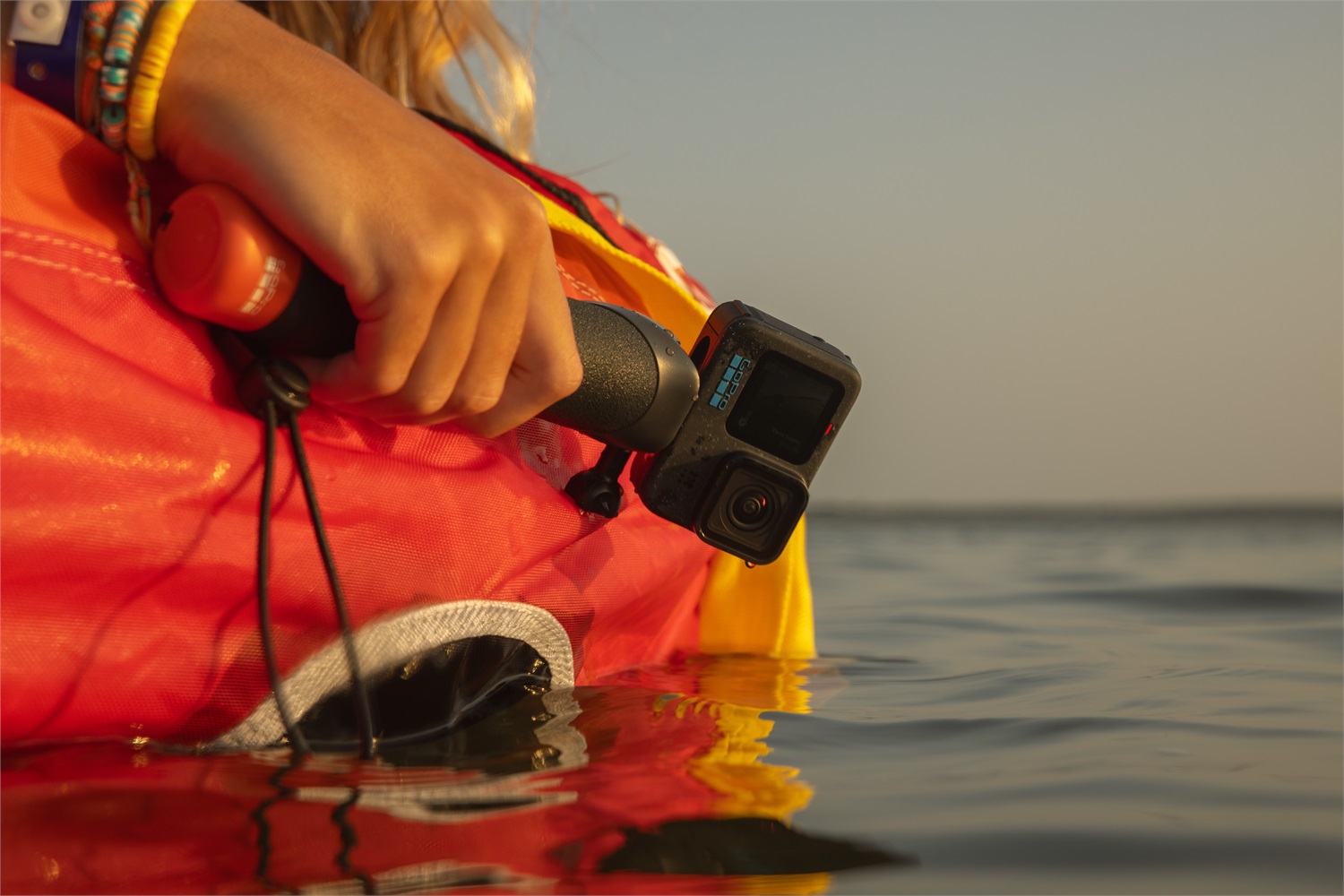 GoPro The Handler - Impugnatura Galleggiante per Fotocamera, Accessorio Ufficiale per Riprese in Acqua