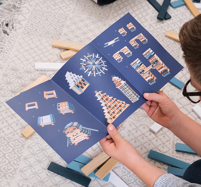 KAPLA Inverno Barrel - Set di costruzioni in legno di pino marittimo, 200 assi colorate (naturale, blu, azzurro, bianco), per bambini da 2 anni