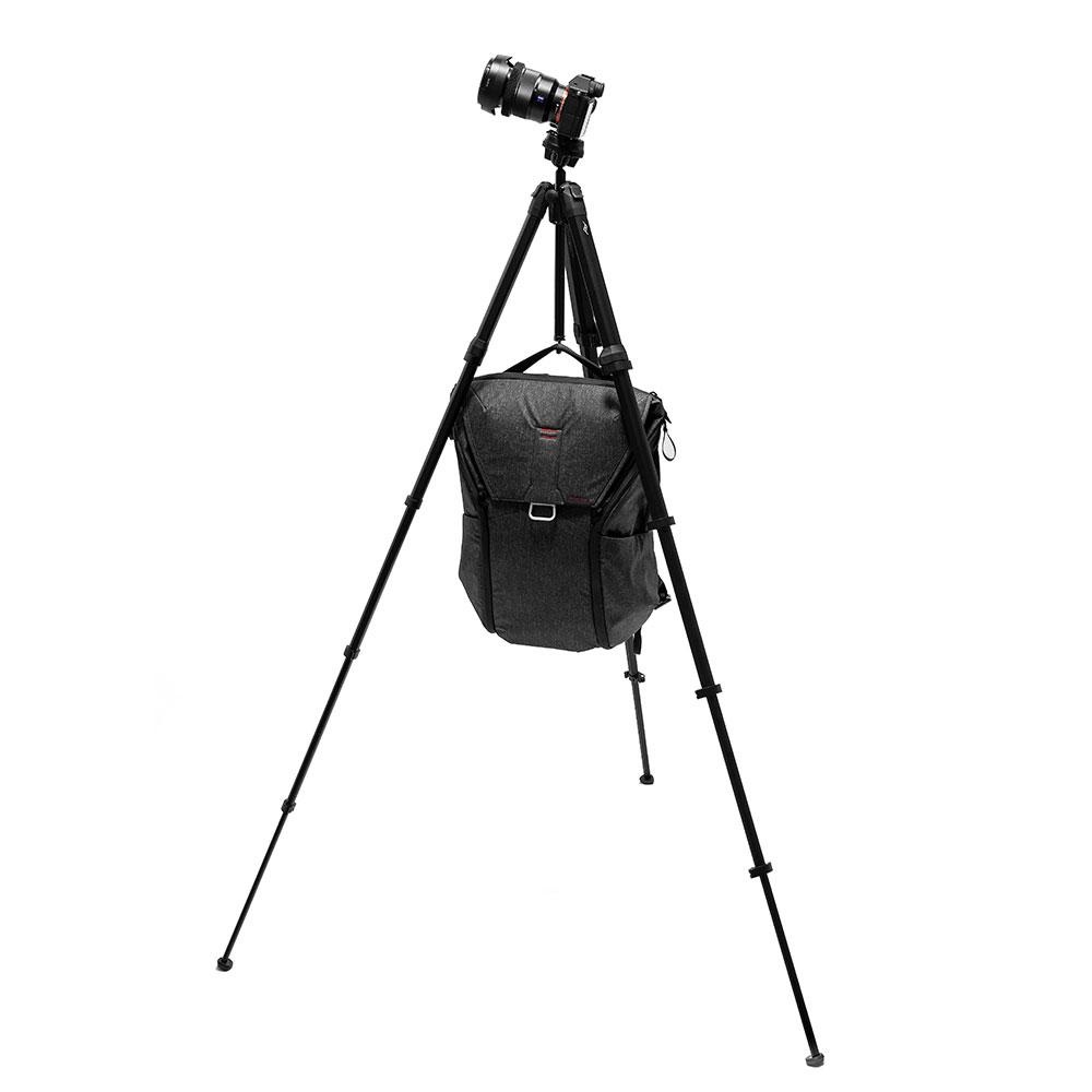 Peak Design Travel Tripod Aluminium - Treppiede da viaggio compatto e leggero, testa a sfera, altezza massima 152.4 cm, peso 1.56 kg, colore Nero
