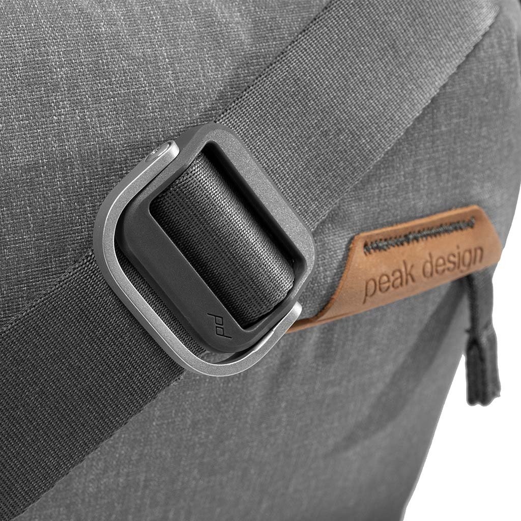 Peak Design Everyday Sling 10L v2 - Borsa a tracolla Grigio Ash con tracolla imbottita e antiscivolo