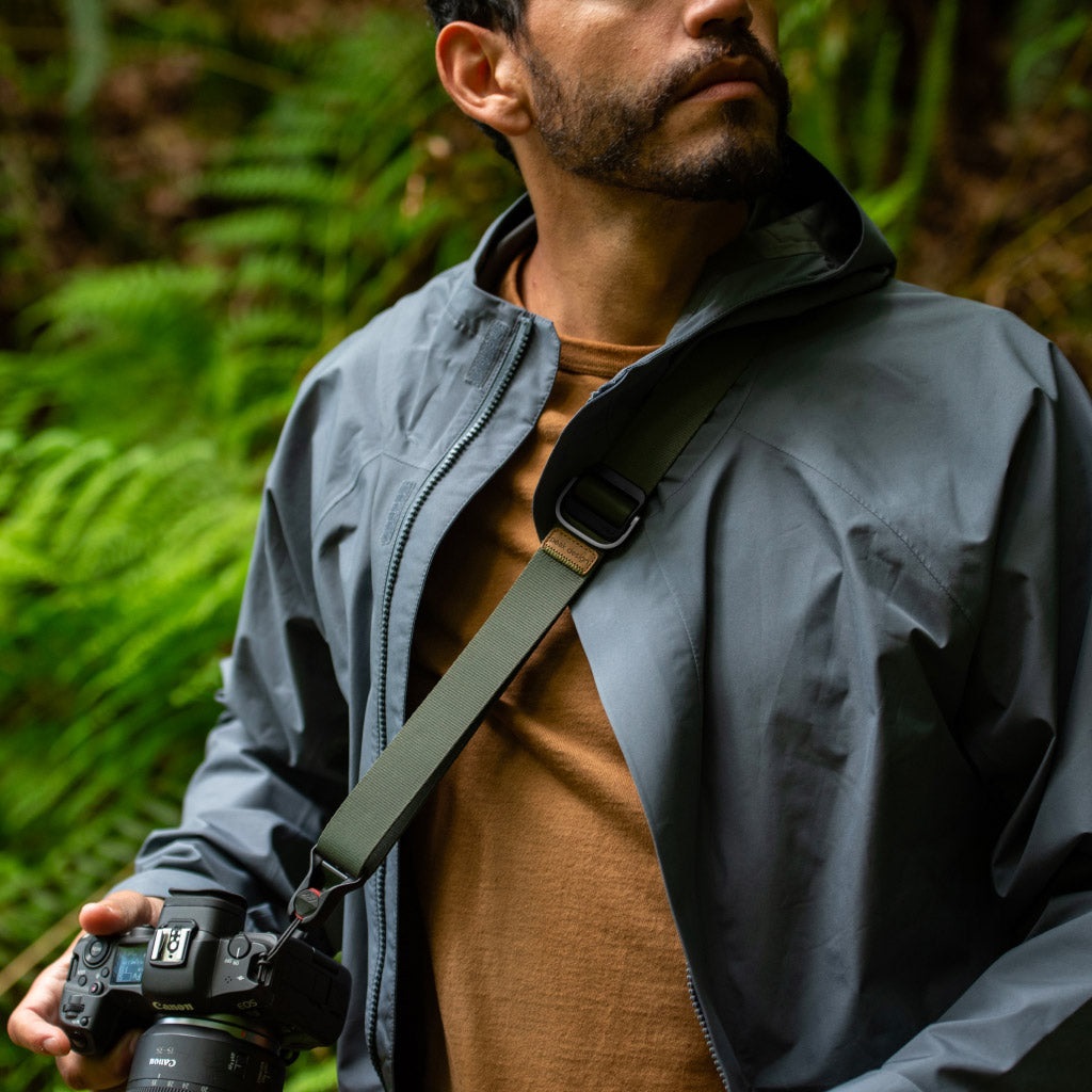 Peak Design Slide Lite - Tracolla per Fotocamera in Pelle e Nylon Verde, Versatile e Compatibile con DSLR e Mirrorless