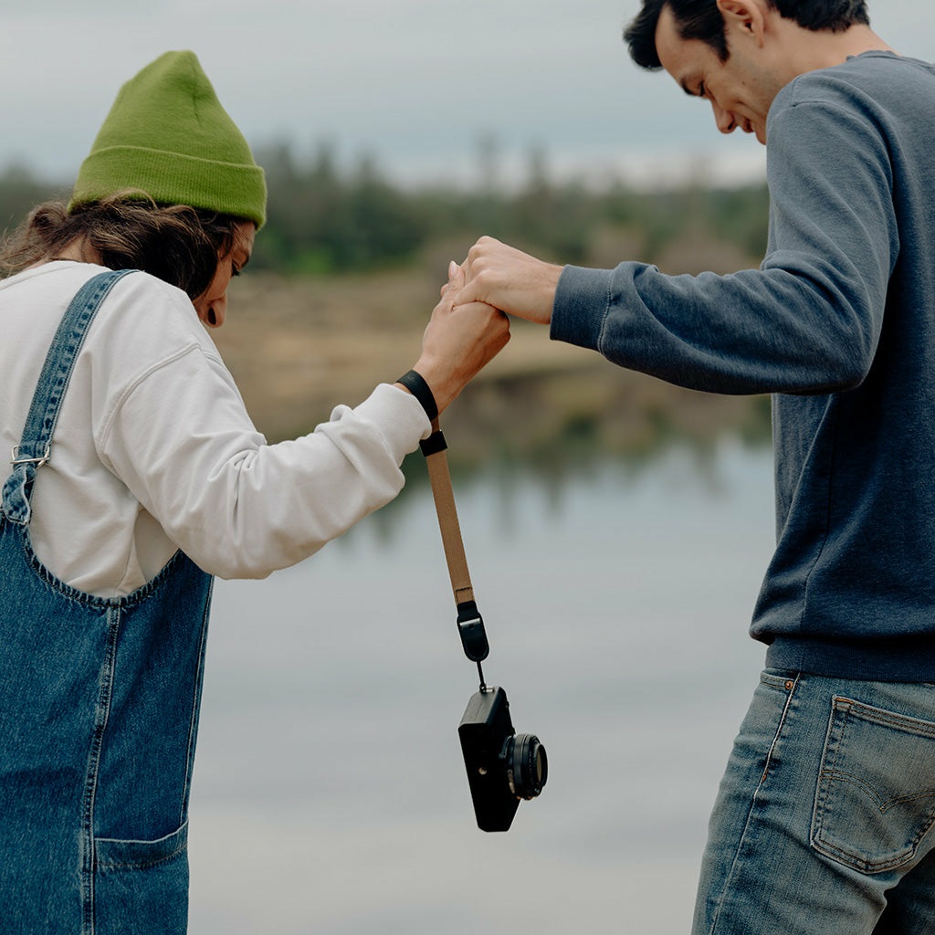 Peak Design Cuff CF-CY-3 Cinturino da Polso per Fotocamera in Pelle e Nylon - Nero, Carbone e Coyote