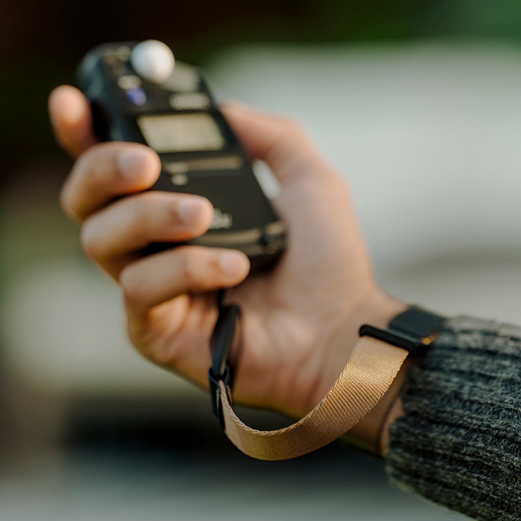 Peak Design Cuff CF-CY-3 Cinturino da Polso per Fotocamera in Pelle e Nylon - Nero, Carbone e Coyote