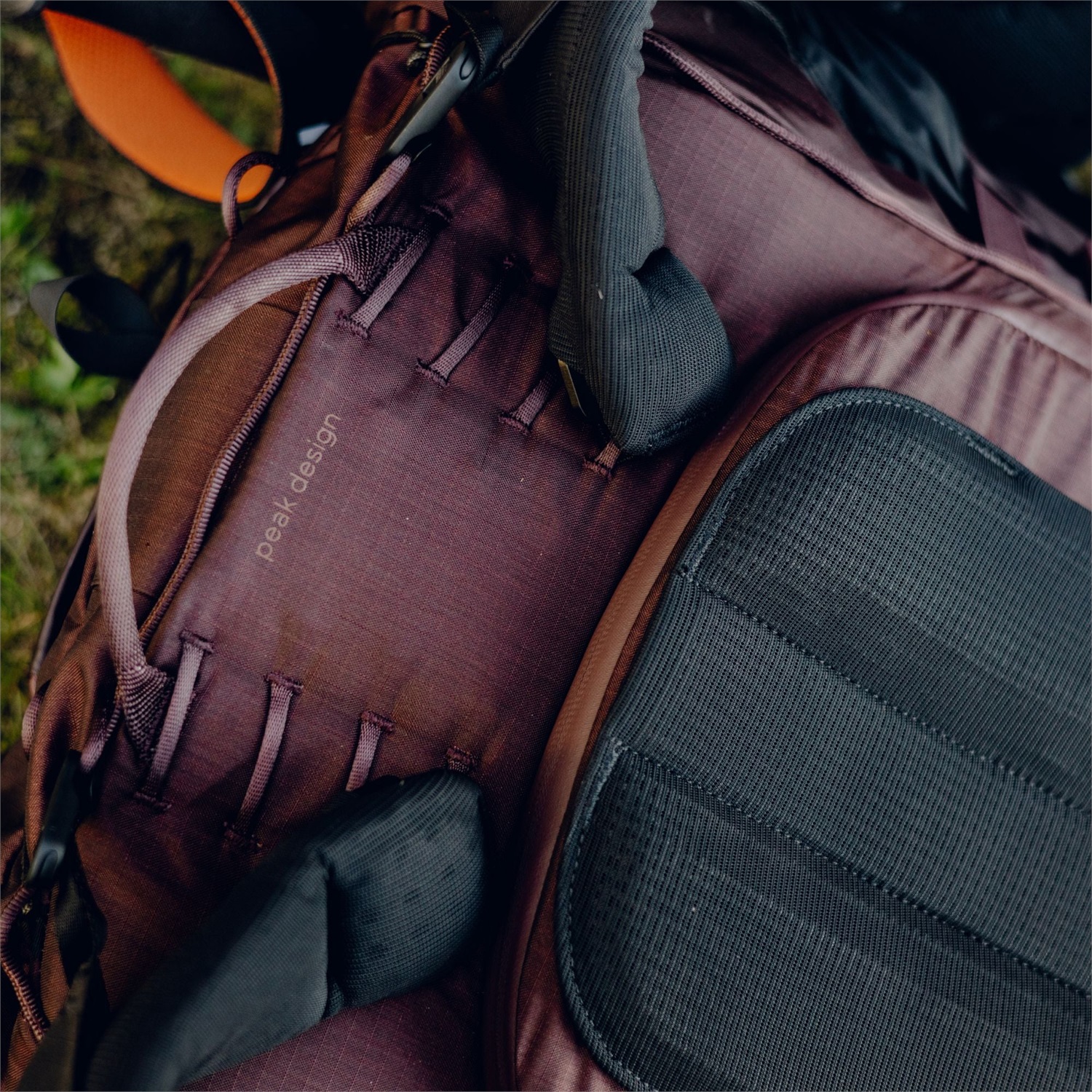 Peak Design Outdoor Backpack 45L Bordeaux - Zaino da Esterno Leggero e Versatile per Fotografi