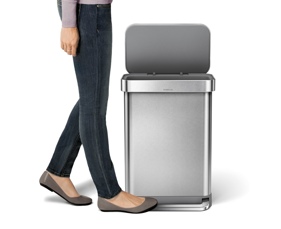 simplehuman CW2023 Cestino Rettangolare da Cucina 55L in Acciaio Inox con Pedale e Porta Sacchetti