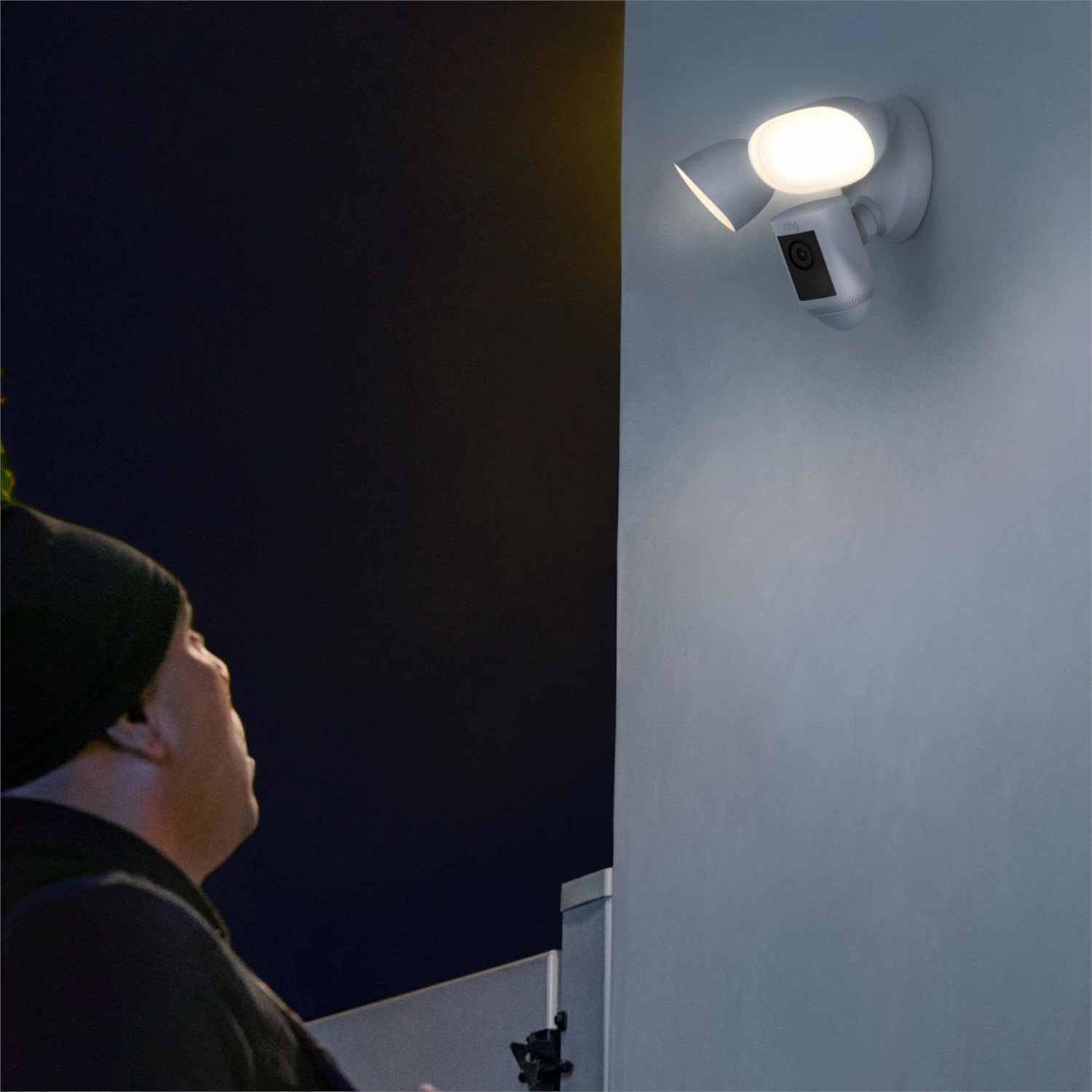 Ring Floodlight Cam Wired Pro - Telecamera di sicurezza IP Esterno 1920 x 1080 Pixel, Cablata, Soffitto/Muro, 2000 lm, 3000 K