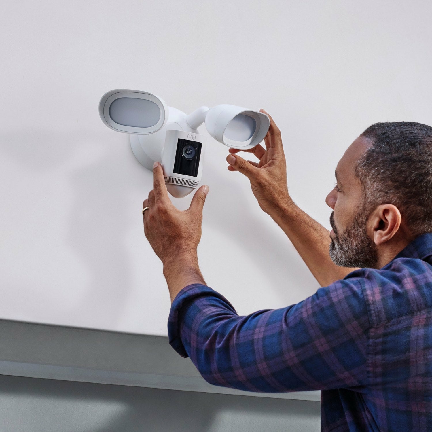 Ring Floodlight Cam Wired Pro - Telecamera di sicurezza IP Esterno 1920 x 1080 Pixel, Cablata, Soffitto/Muro, 2000 lm, 3000 K