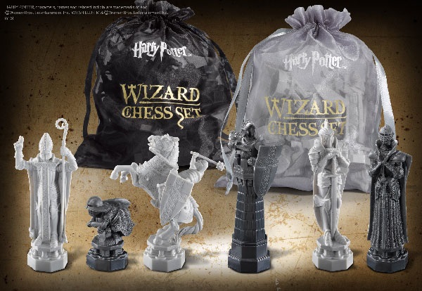 Noble Collection NN7580 Scacchiera dei Maghi Harry Potter - 47 x 47 cm, 32 Figure in Resina Plastica (6-10 cm)