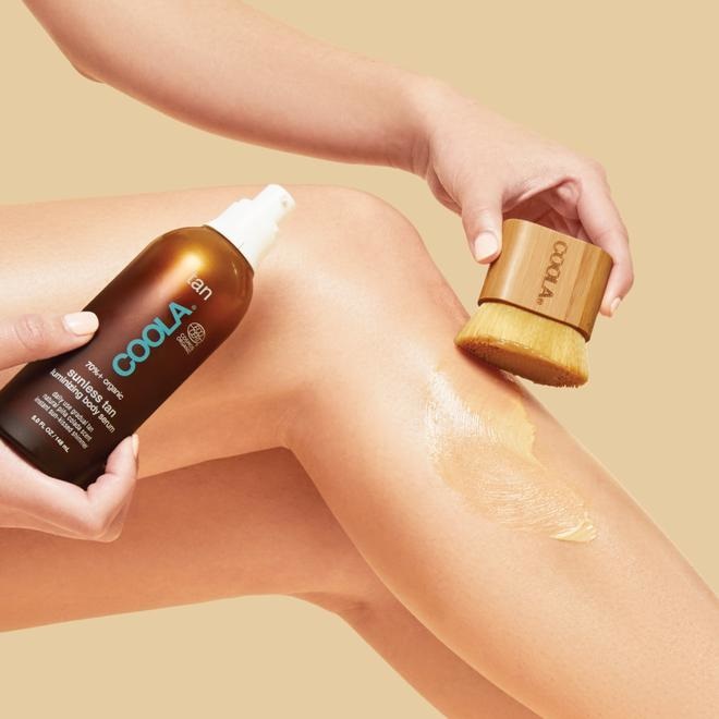 Coola Sunless Tan Kabuki Brush - Pennello per Applicazione di Crema Abbronzante per Corpo, Compatibile con Organic Sunless Tan Luminizing Body Serum