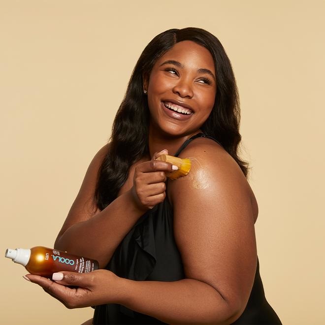 Coola Sunless Tan Kabuki Brush - Pennello per Applicazione di Crema Abbronzante per Corpo, Compatibile con Organic Sunless Tan Luminizing Body Serum