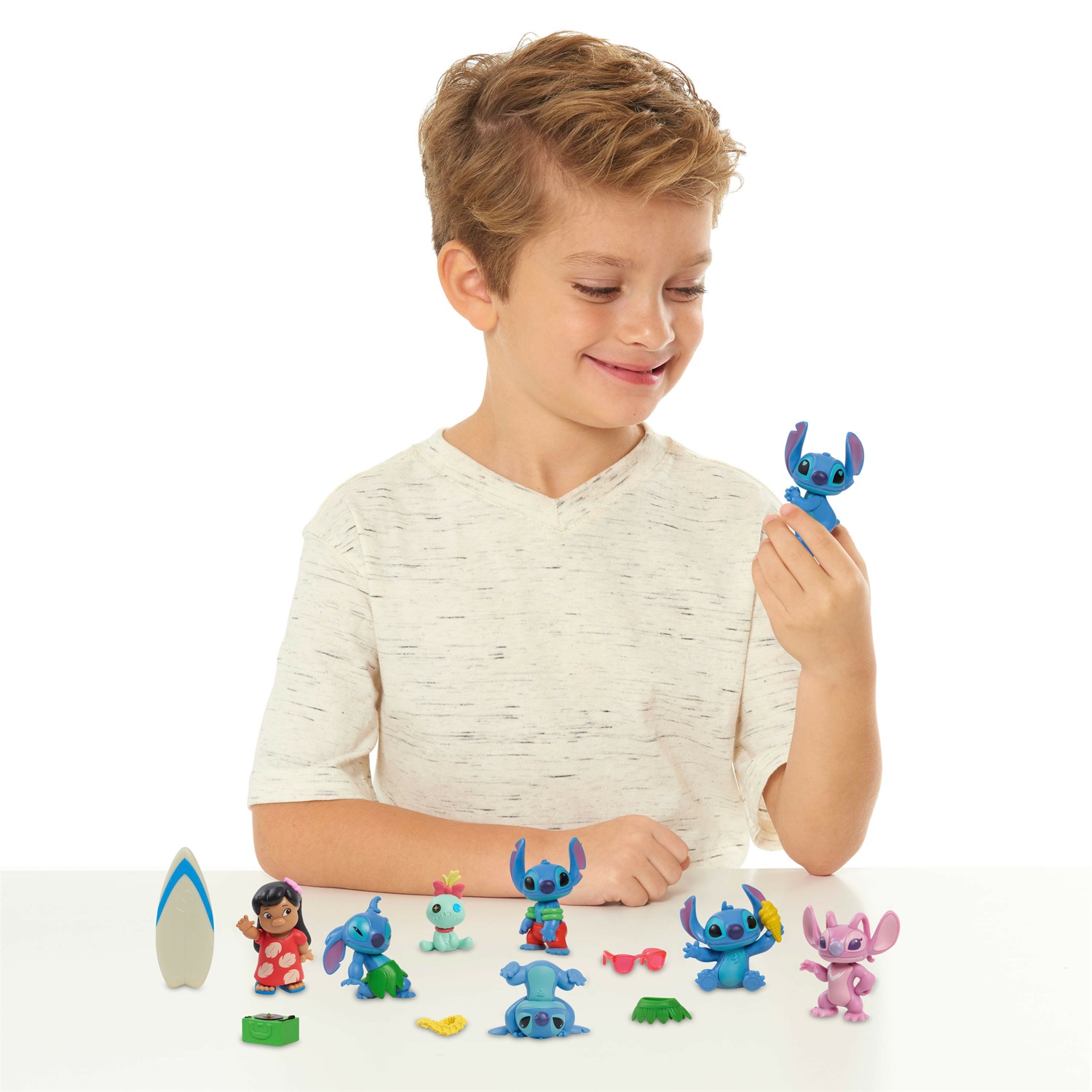 Just Play Set di personaggi Lilo & Stitch Deluxe - 13 pezzi, personaggi alti 5 cm, giochi di finzione per bambini dai 3 anni