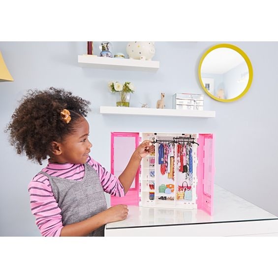 Barbie Armadio da Sogno Fashionistas Rosa Trasportabile con Accessori Trendy e Sei Appendini - Giocattolo per Bambini 3 Anni