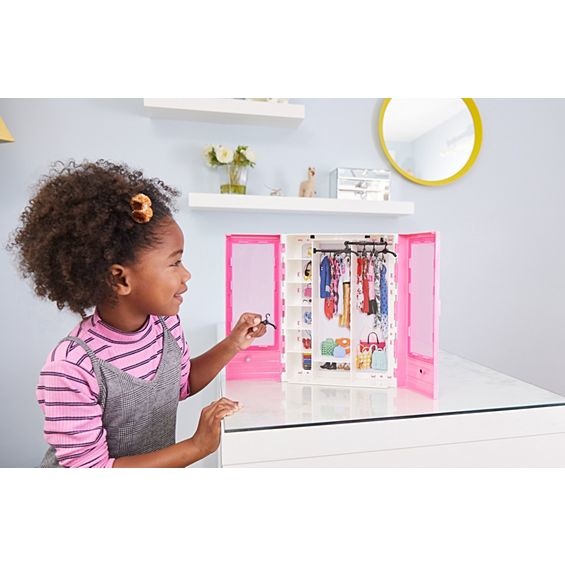 Barbie Armadio da Sogno Fashionistas Rosa Trasportabile con Accessori Trendy e Sei Appendini - Giocattolo per Bambini 3 Anni