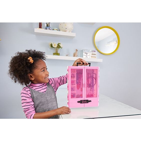 Barbie Armadio da Sogno Fashionistas Rosa Trasportabile con Accessori Trendy e Sei Appendini - Giocattolo per Bambini 3 Anni