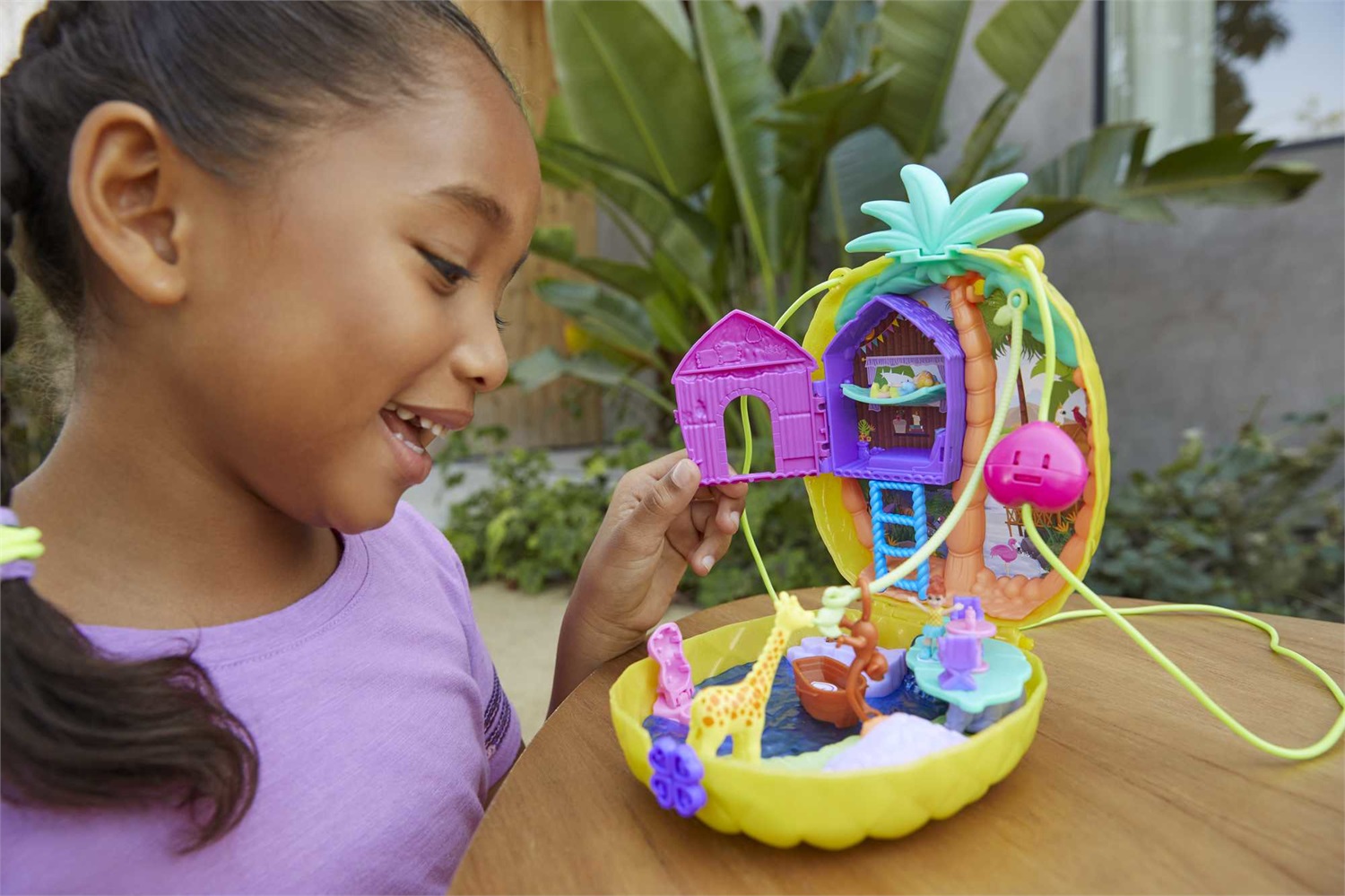 Polly Pocket Tropicool Ananas - Borsetta da gioco compatta con 8 sorprese, 2 micro bambole e accessori, giallo, GKJ64