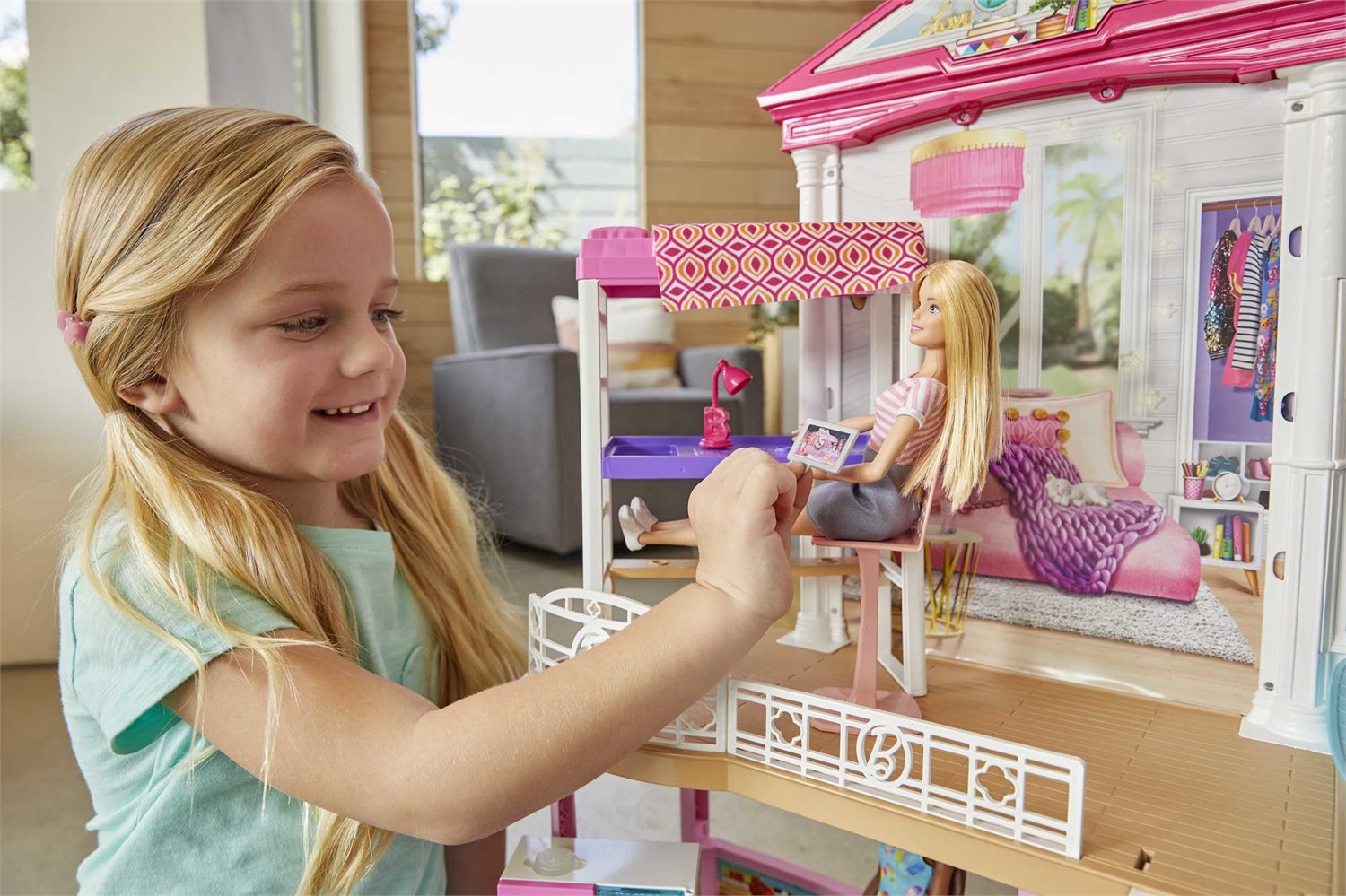 Mattel GLH56 Barbie Casa delle Bambole con 3 Bambole, Piscina e Accessori