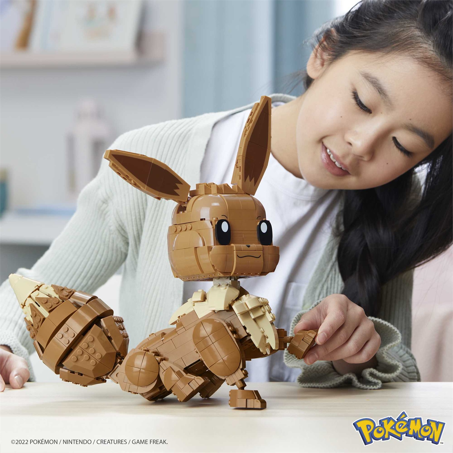 MEGA Pokémon - Eevee Gigante, set di costruzione da 824 pezzi, personaggio alto 28 cm con coda e orecchie articolate, giocattolo per bambini dai 10 anni in su, GMD34