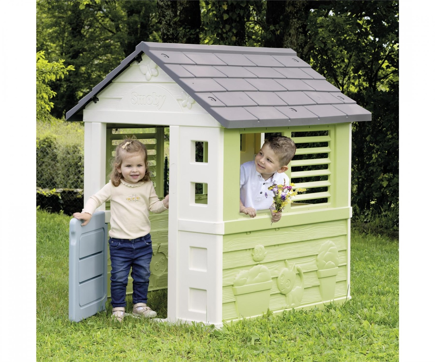 Smoby Life Casetta Jolie - Casa Giocattolo per Bambini (98 x 110 x 127 cm) con Design Moderno, Cancello e Finestre con Persiane, Realizzata in Materiale Riciclato, dai 2 Anni