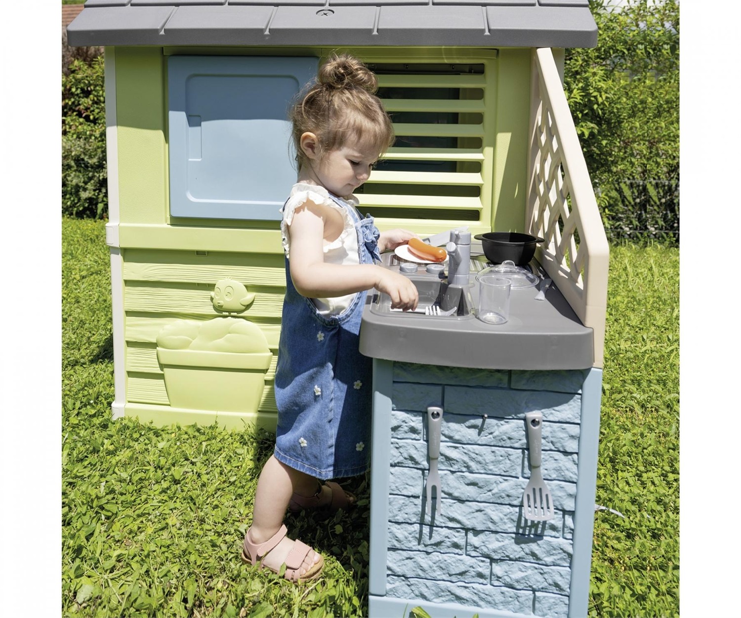Smoby 810738 Casa Giocattolo con Cucina Estiva, Piastra e Lavello, Numerosi Accessori, Materiale Riciclato, Adatta dai 2 Anni