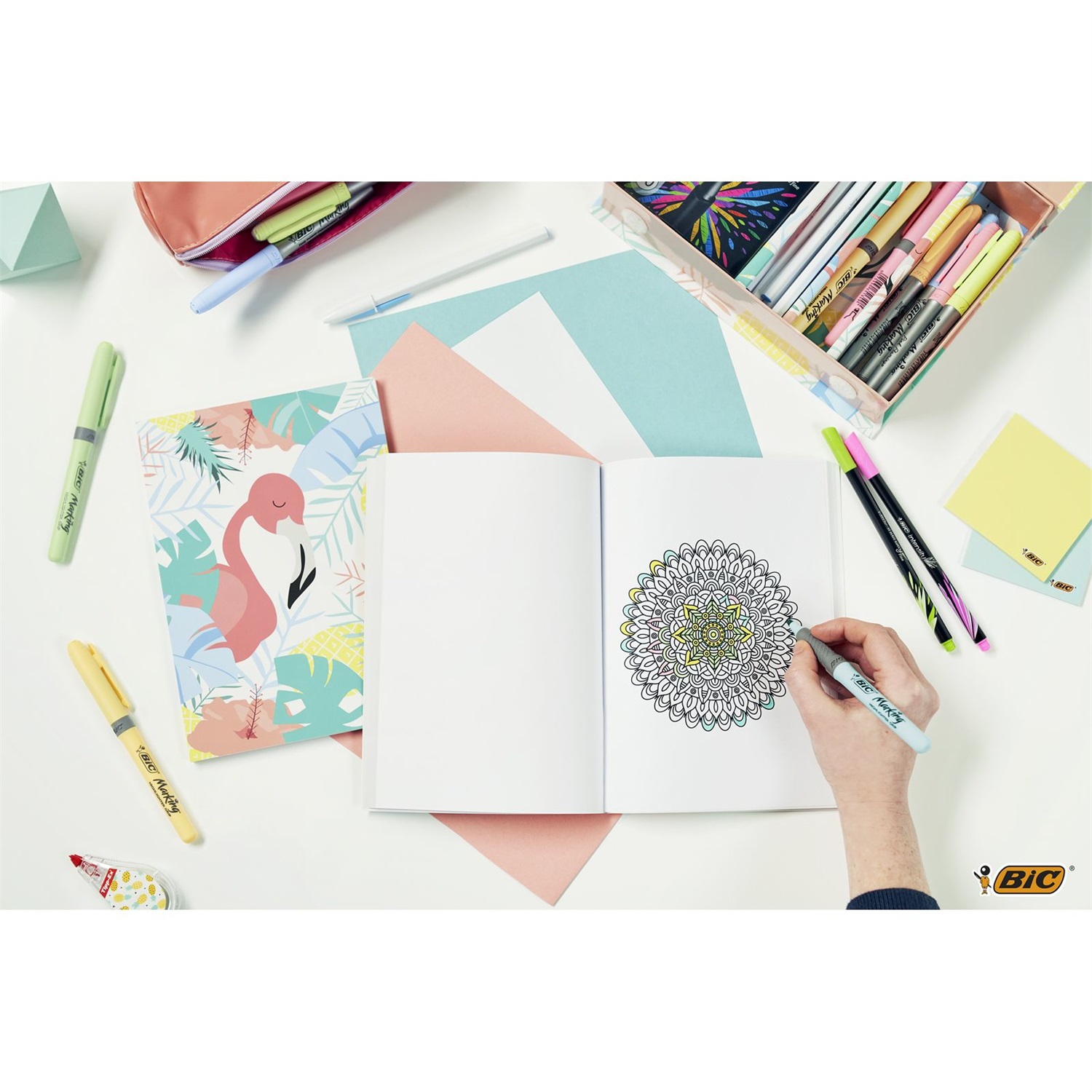 BIC My Stationery Box - Kit Scrittura Completo con 26 Pezzi: 6 Penne a Sfera, 10 Fineliner, 4 Evidenziatori, 5 Pennarelli, 1 Bianchetto, 1 Quaderno e 2 Blocchi di Fogli Adesivi