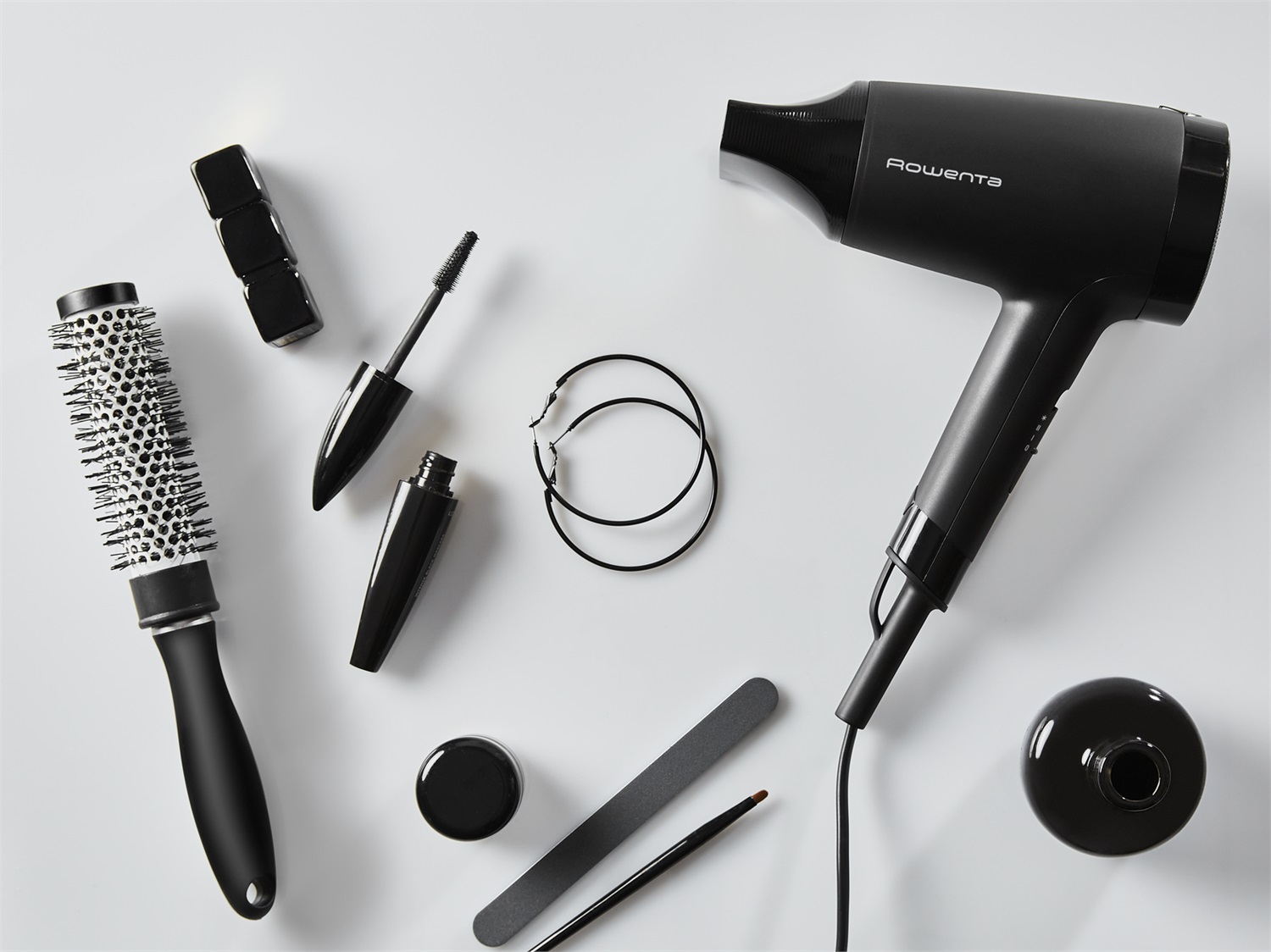 Rowenta Express Style CV1801 - Asciugacapelli 1600W, 2 Velocità, 2 Temperature, Pulsante Aria Fredda, Design Compatto e Nero