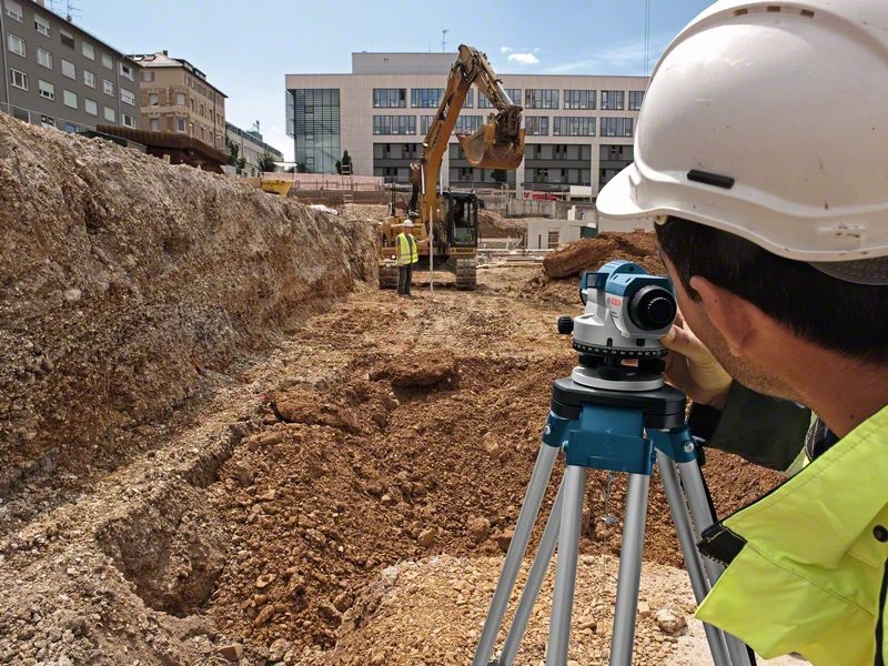 Bosch GOL 32 D Professional - Livella Ottica 32x, Raggio d'Azione fino a 120m, Protezione IP54, Peso 1,5kg, in Valigetta