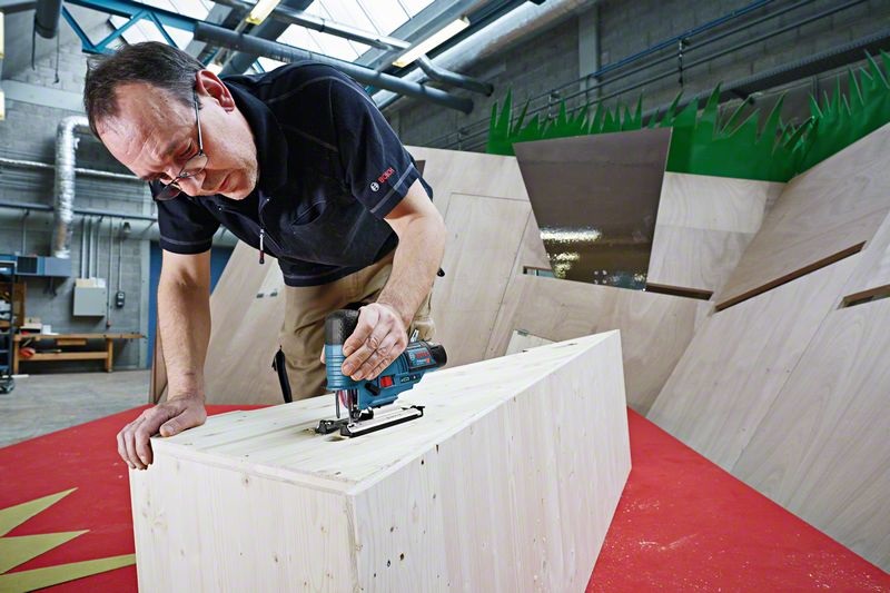 Bosch GST 12V-70 Professional Seghetto Alternativo a Batteria 12V - 2800 corse/min, Capacità di Taglio Max 70 mm, Peso 1,5 kg