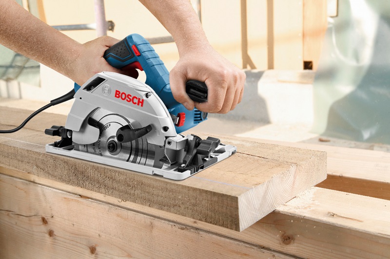 Bosch GKS 55 GCE Professional - Sega Circolare 1350W, Ø Lama 165mm, 2100-4700 giri/min, Design Compatto, Freno Motore