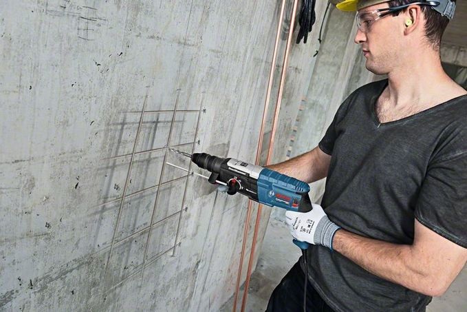 Bosch GBH 2-28 F Martello Perforatore SDS Plus 880 W, 4000 Giri/min, 3,1 kg, Mandrino Autoserrante 13 mm, KickBack Control, in L-Boxx