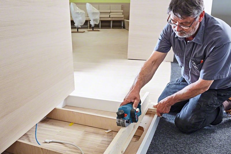 Bosch GHO 12V-20 Professional - Pialla a batteria, 14500 giri/min, Larghezza 56 mm, Senza batterie e caricabatteria