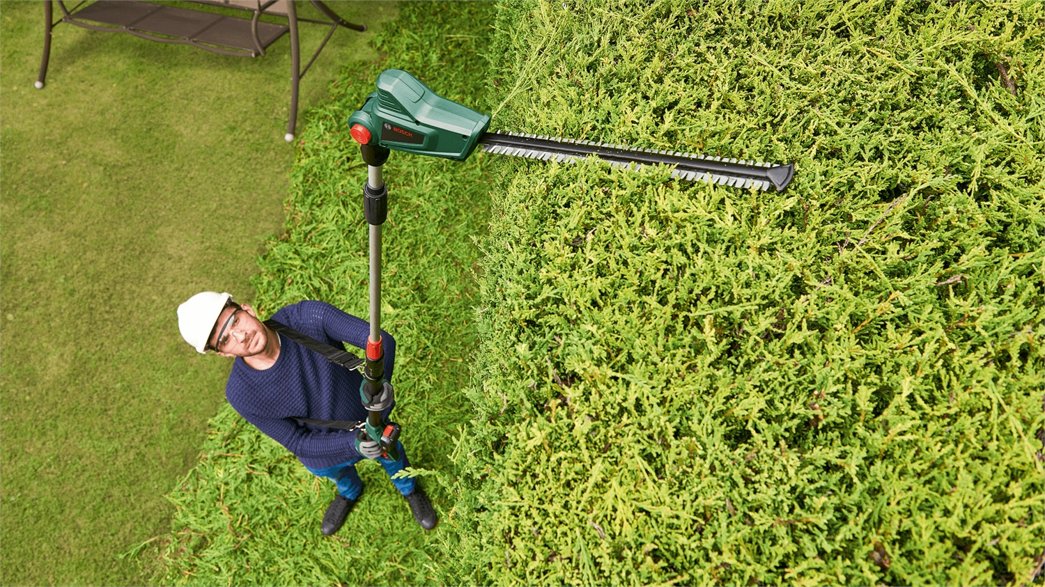 Bosch UniversalHedgePole 18 - Tagliasiepi telescopico a batteria 18V con lama da 43 cm, testa orientabile e design ergonomico, senza batterie e caricabatterie