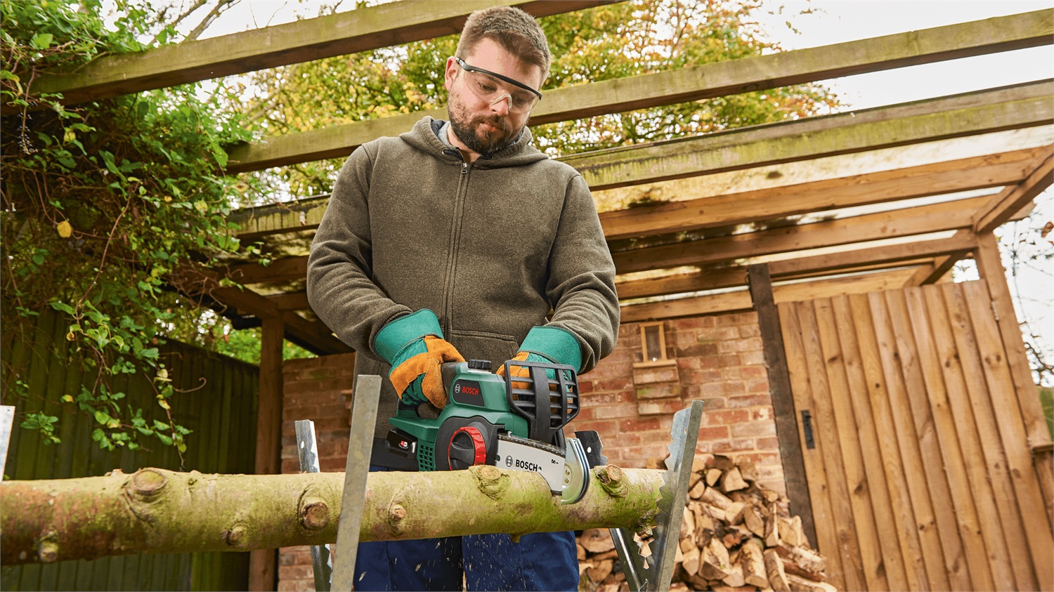 Bosch UniversalChain 18 Motosega a Batteria 18V con Lama da 20 cm, Leggera e Maneggevole, Sistema SDS, Senza Batteria e Caricabatterie