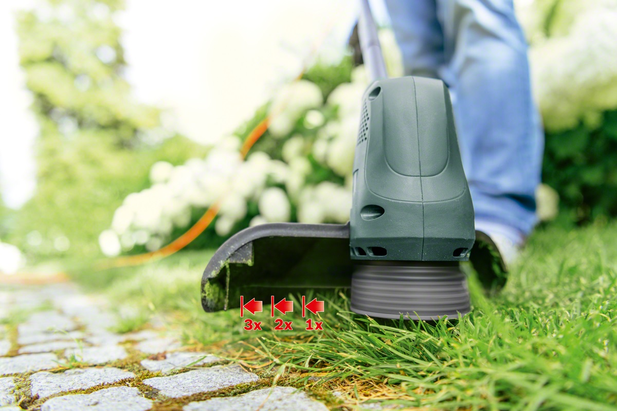 Bosch EasyGrassCut 26 - Tagliabordi Elettrico 280 W con Diametro di Taglio 26 cm, Impugnatura Regolabile e Bobina Filo 1,6mm