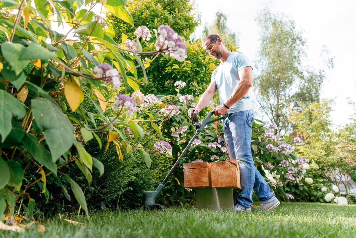 Bosch EasyGrassCut 26 - Tagliabordi Elettrico 280 W con Diametro di Taglio 26 cm, Impugnatura Regolabile e Bobina Filo 1,6mm