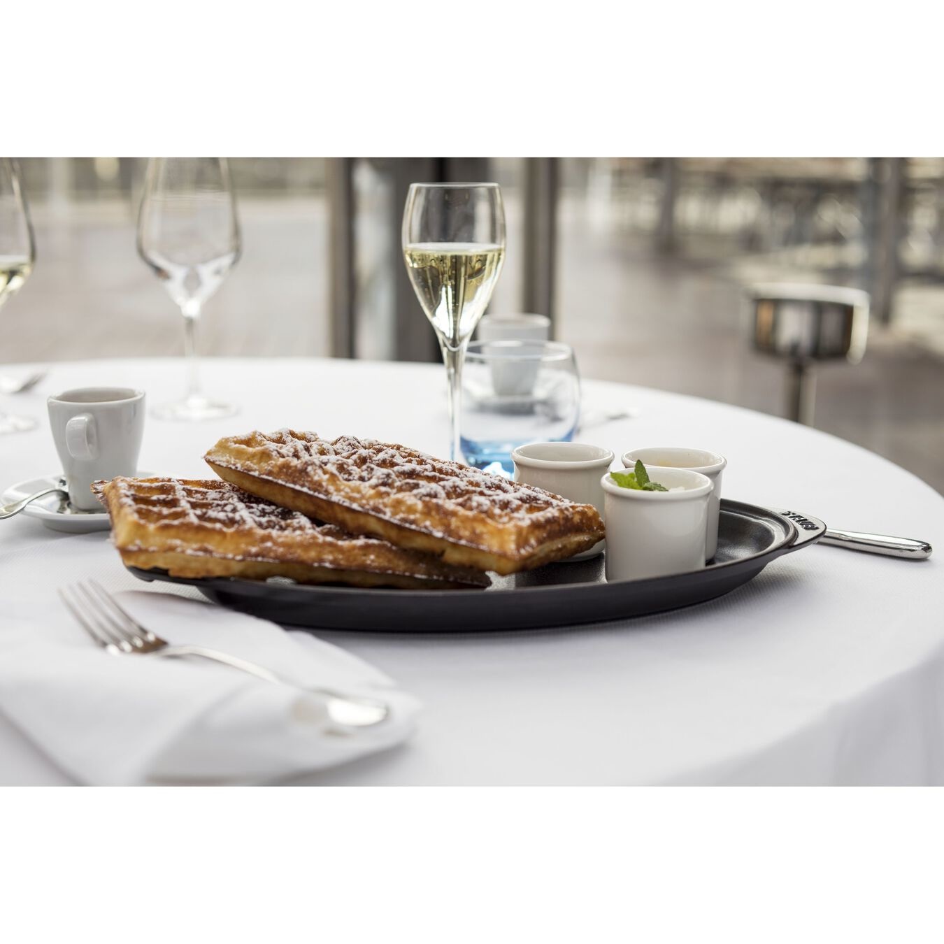 Staub Specialities Pirofila Ovale in Ghisa 31 cm, Nero - Ideale per Cottura e Servizio