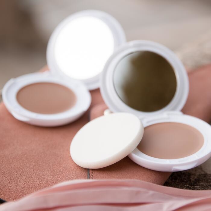 Avene Compatto Solare SPF 50 Colore Sabbia 10 g - Alta Protezione per Pelli Intolleranti, Uniforma il Colorito e Nasconde Imperfezioni