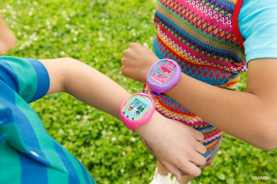 Bandai Tamagotchi Uni - Giocattolo interattivo con orologio da polso, animale domestico virtuale, connessione WiFi, modello rosa, per bambini di 6 anni e più