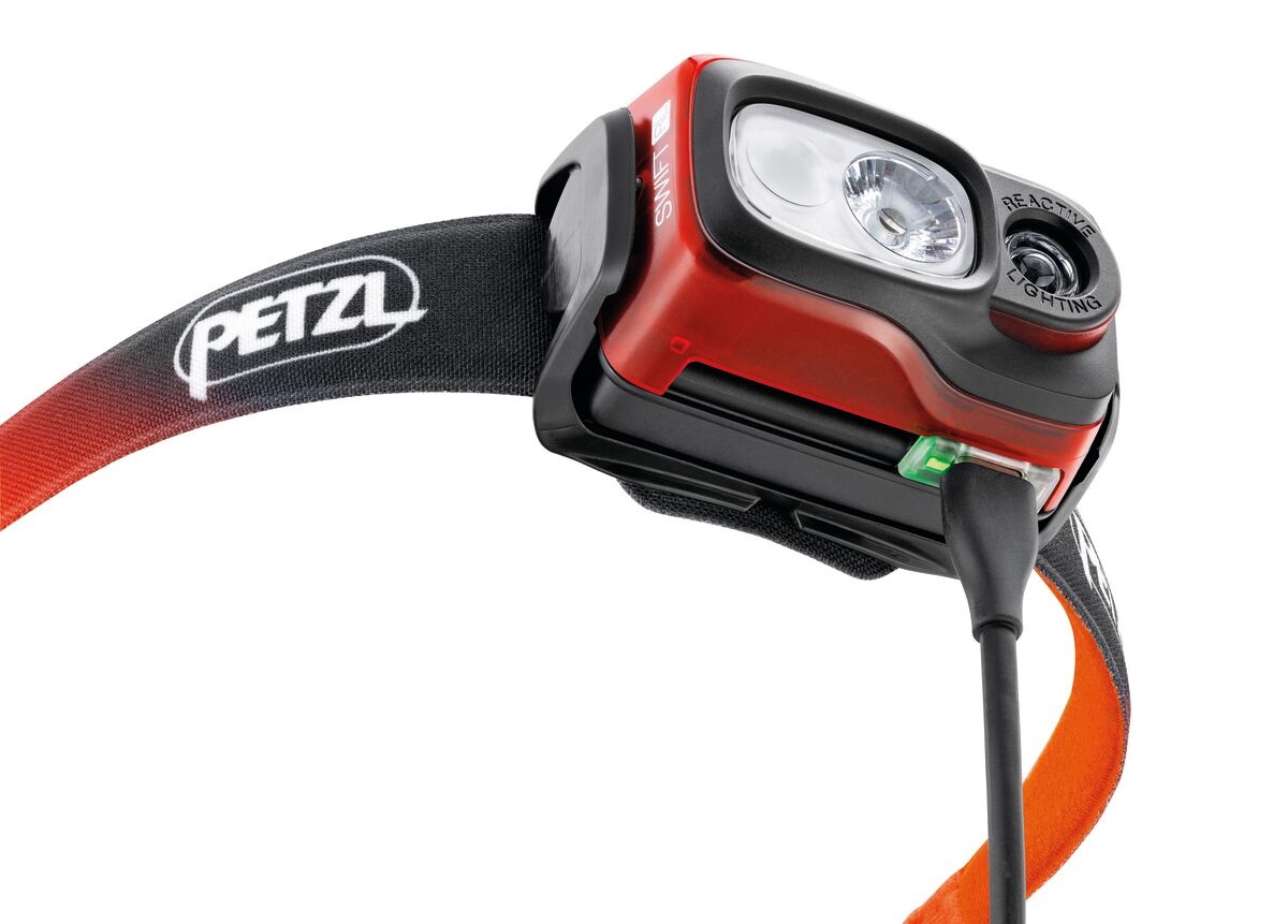 Petzl Swift RL - Lampada Frontale Ricaricabile LED 1100 Lumen, Distanza Fino a 155 Metri, Tecnologia Reactive Lighting, Colori Nero, Arancione e Bianco