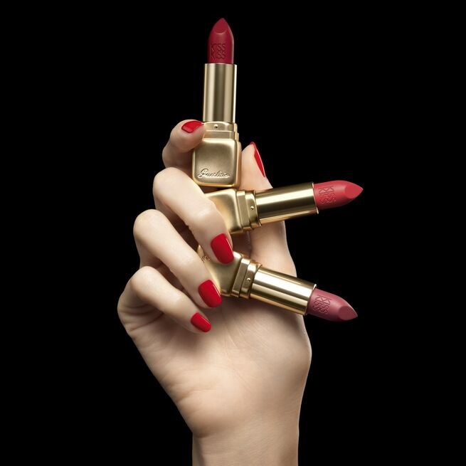 Guerlain KissKiss Matte Rossetto Matte Idratante Rimpolpante M332 Fire Red 3.5 g