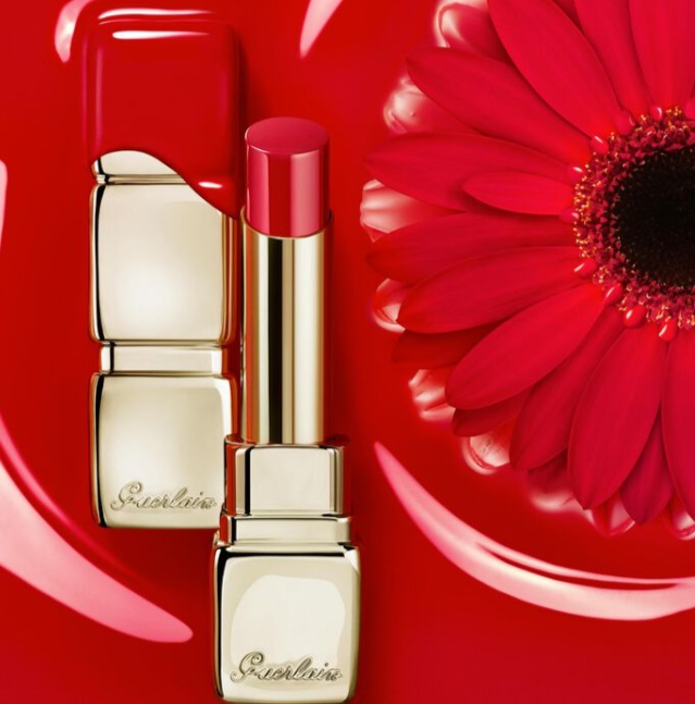 Guerlain KissKiss Shine Bloom 519 Floral Brick - Rossetto Brillante con il 95% di Ingredienti di Origine Naturale