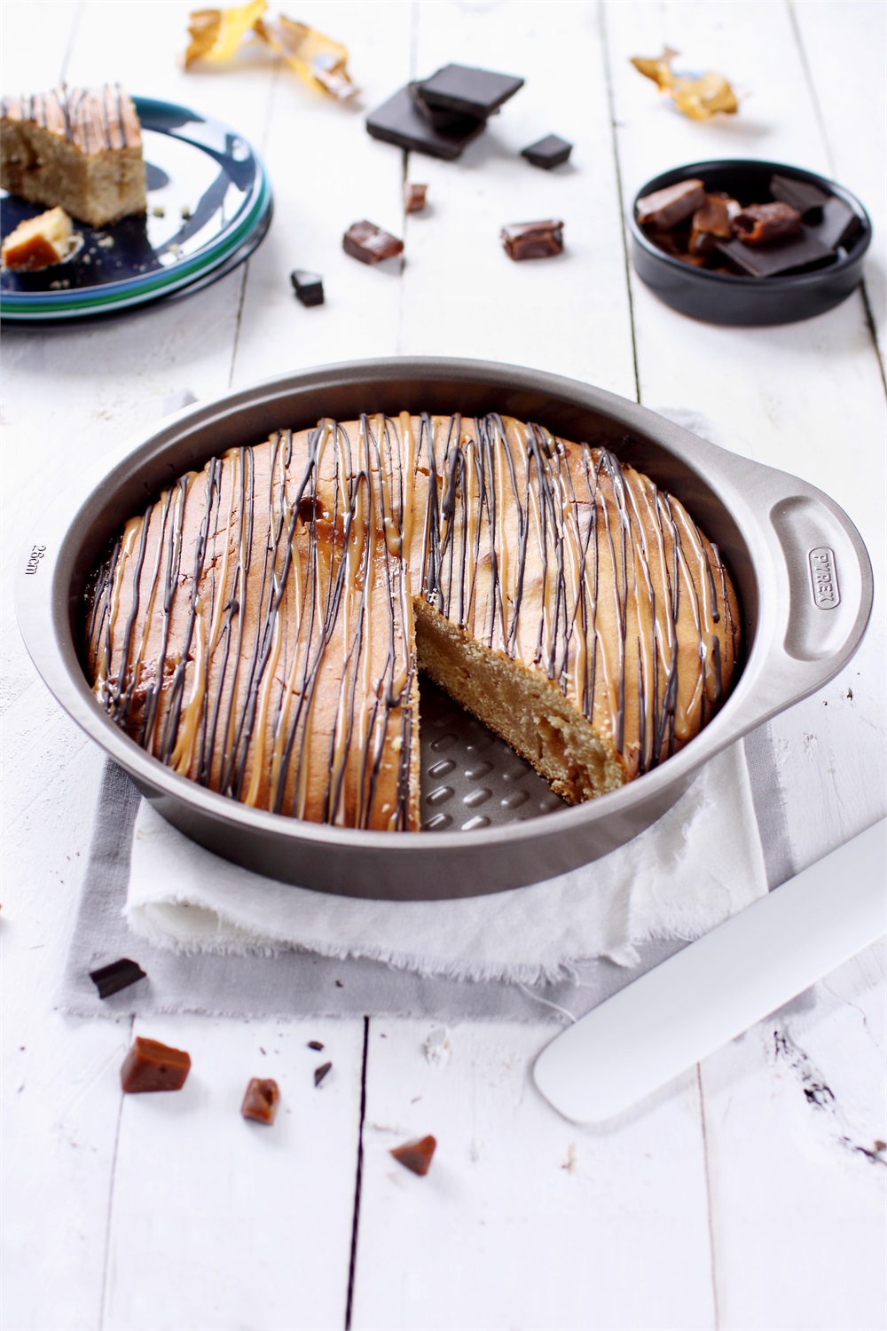 Pyrex Asimetria Tortiera Tonda Ø 26 cm in Metallo Antiaderente con Manico XL - Colore Macadamia