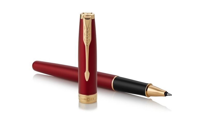 PARKER Sonnet Penna Roller Rosso Laccato con Finiture in Oro, Pennino Sottile, Punta Fine in Acciaio Inossidabile, Confezione Regalo